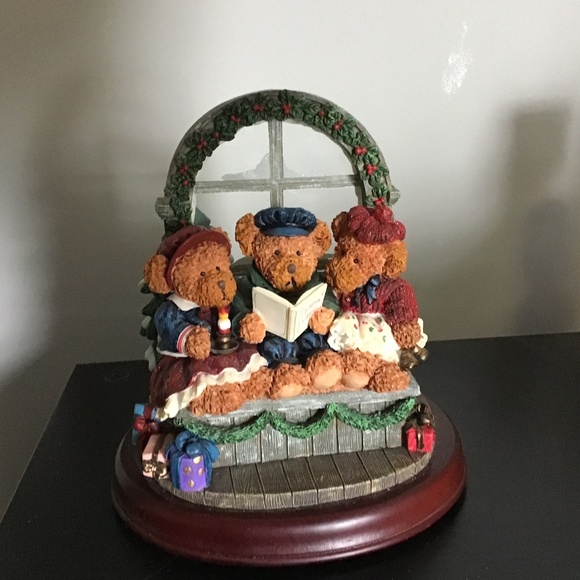 Berry Bears The Carolers  Music Box plays Oh Little Town of Bethlehem - Picture 1 of 7